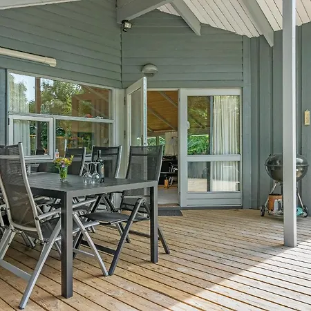 Four-bedroom In Dronningmølle